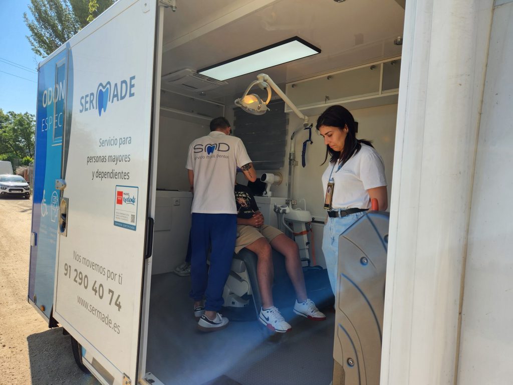 AMADE y Sermade organizan una masterclass sobre la importancia de la salud bucodental en los centros residenciales.